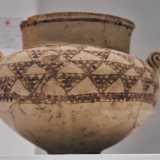 I reperti che provengono da Palese sono tre. Il primo � un'olla risalente alla met� del V millennio a.C: un vaso in ceramica di �Serra d�Alto�, cos� definito dal nome dell�omonima localit�, nel Materano, in cui per la prima volta fu rinvenuto questo tipo di lavorazione
